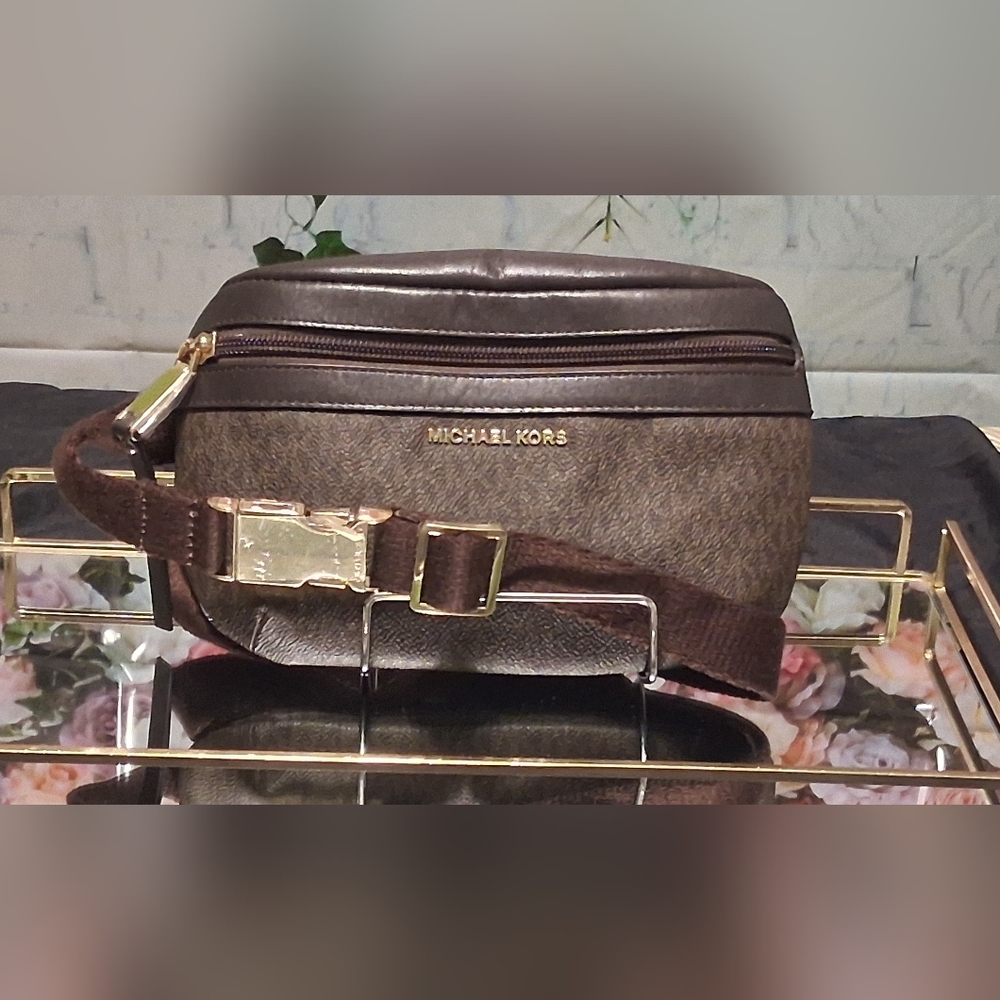 Micheal Kors Belt Bag Fits A Small Up To A LRG